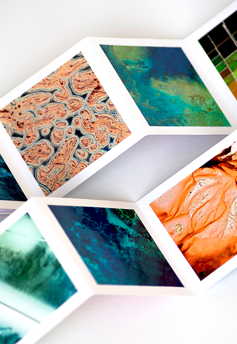 Accordionfalttechnik mit verschiedenen abstrakten Satellitenbildern 